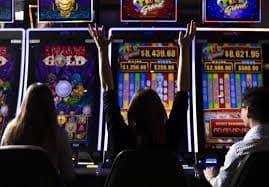 Antarmuka Allbet di macauslot menampilkan studio live dealer dengan meja blackjack, roulette, dan baccarat
